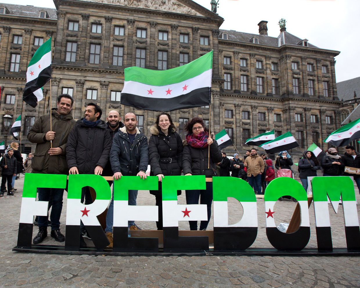 De jaarlijkse herdenking op de Dam in Amsterdam van de start van de Syrische revolutie in 2011. Van links naar rechts: Ahmad Aljasem, Ali Aljasem, Mohammad Kanfash, Akram Alsaud, Aliaa Adi en Rahaf Mousa. Beeld Maartje Geels