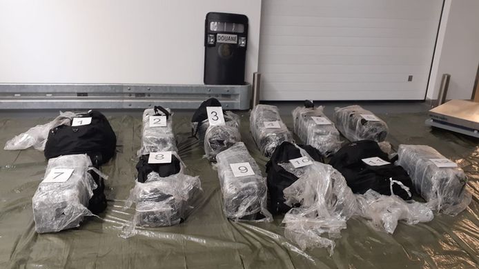 Douane onderschept 400 kilo cocaïne. De vierhonderd pakketten waren verstopt in twaalf sporttassen.