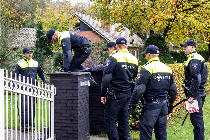 De politie kamde Schalkaar uit bewijsmateriaal.