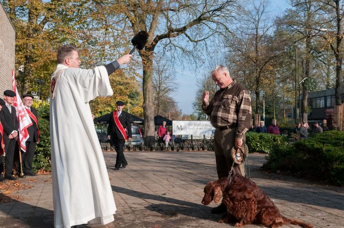 Rien van der Vlies laat zich inzegenen met zijn jachthond Rowan bij de Sint Hubertusrit.