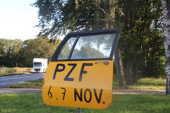 Met bijzondere 'borden' wordt onder meer langs de N315 bij Borculo reclame gemaakt voor het evenement in Haarlo.