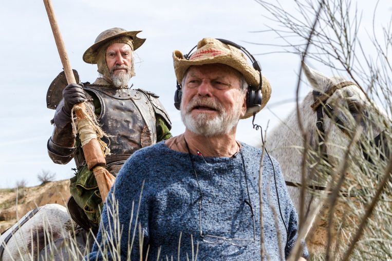 Regisseur Terry Gilliam met acteur Jonathan Pryce bij de opnamen in 2017.  Beeld Diego Lopez Calvin