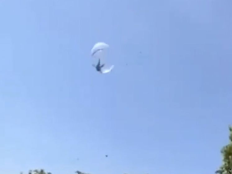 Jongen in opblaasbare bal vliegt meters door de lucht
