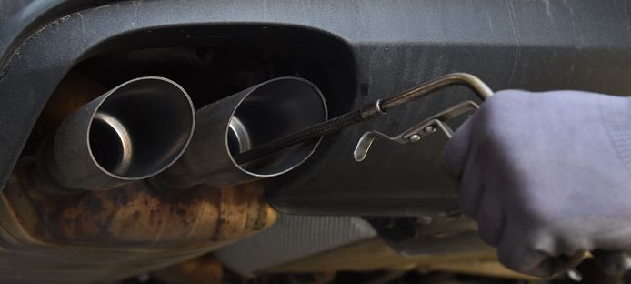 Een automonteur checkt het uitstootniveau van een auto. (Archieffoto)