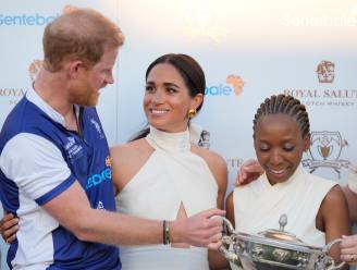 Gênant momentje na polowedstrijd: Meghan Markle zegt vrouw dat ze niet naast prins Harry mag staan 