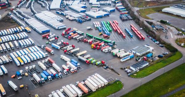 Alblasserdams Parkeerterrein Bomvol Vrachtwagens Tijdens De Feestdagen Dordrecht Ad Nl
