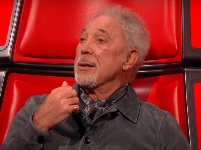 80jarige Tom Jones blaast collega’s weg met optredens in The Voice UK