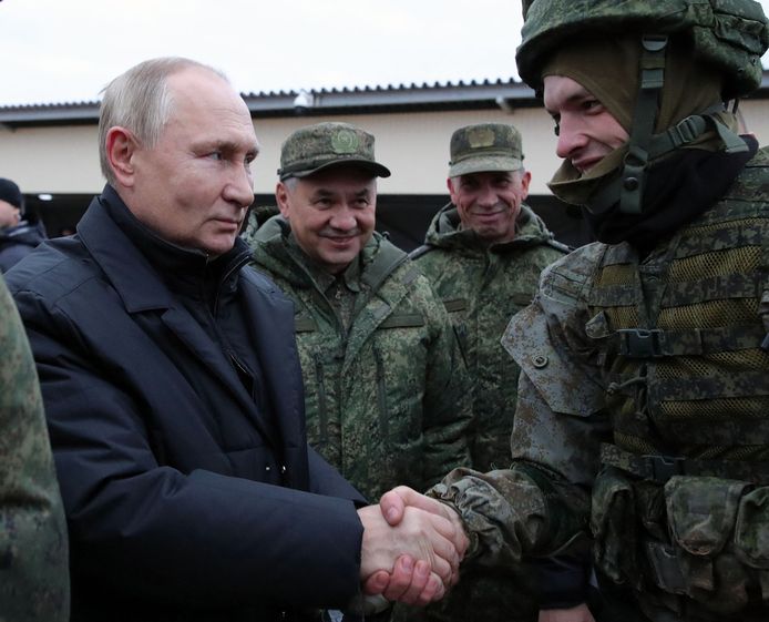 Archiefbeeld. De Russische president Vladimir Poetin en minister van Defensie Sergei Shoigu bezoeken Russische soldaten in een militair trainingskamp.