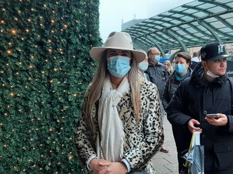 Lange rijen voor winkels met nieuwe lockdown op komst: ‘We gaan helemaal los’