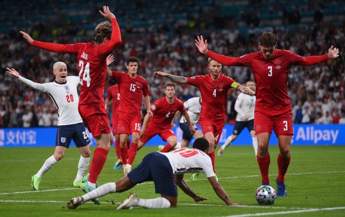 Le phase litigieuse de la demi-finale entre le Danemark et l’Angleterre.
