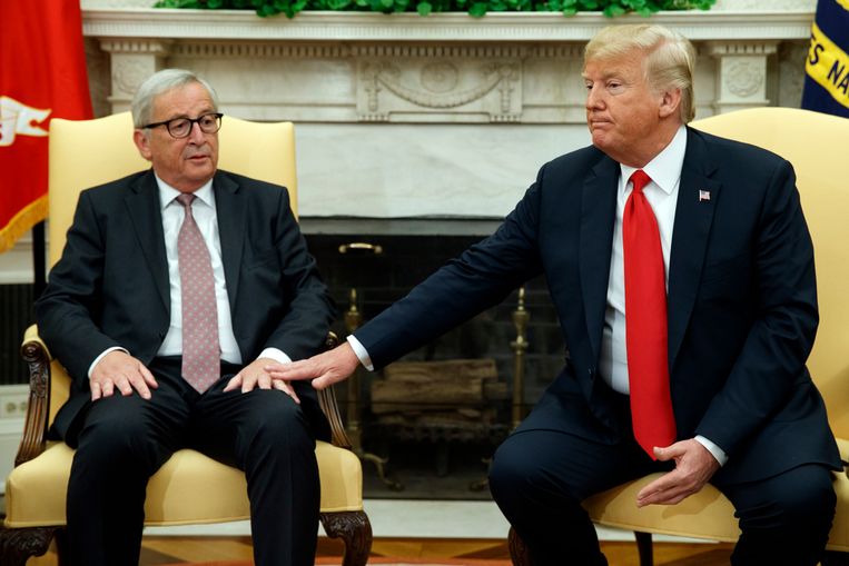Voor het oog van de wereld maakten de Amerikaanse president Donald Trump en voorzitter van de Europese Commissie Jean-Claude Juncker vorige week een einde handelsconflict tussen beide handelsblokken. Beeld AP