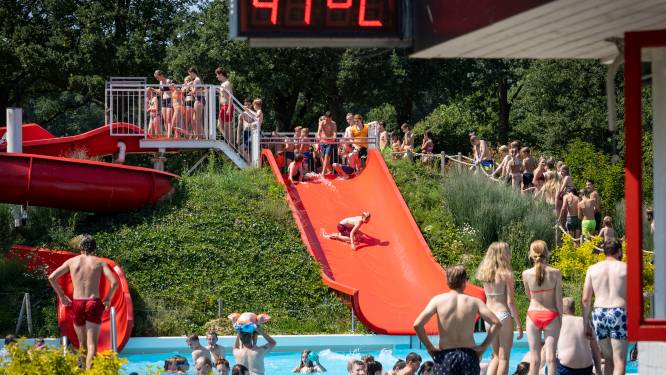 Drukte bij Zwembad De Kuiperberg, ondanks extreme hitte: ‘Af en toe in schaduw liggen, dan gaat het wel goed’