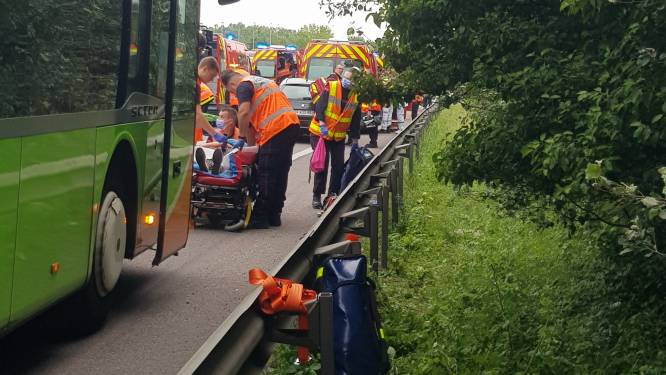 FlixBus met drie West-Vlamingen aan boord knalt tegen brugpijler in Noord-Frankrijk: “Hopelijk komt het goed met de zwaargewonde slachtoffers”