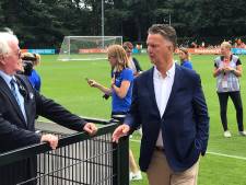 Van Gaal laat zich zien bij uitzwaaitraining Leeuwinnen en haalt uit naar ‘veredelde Oranje-sterren’