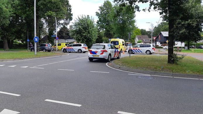 Op de kruising van de Laan van Driene met de Reviusstraat is vanmiddag een fietser in aanrijding gekomen met een auto.