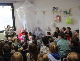 Radio 2-omroeper Michaël Janart leest nieuwe schoolbib De Wondergrot in 
