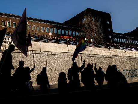 Opnieuw zwarte schermen geplaatst langs A12 bij Den Haag voor demonstratie Extinction Rebellion