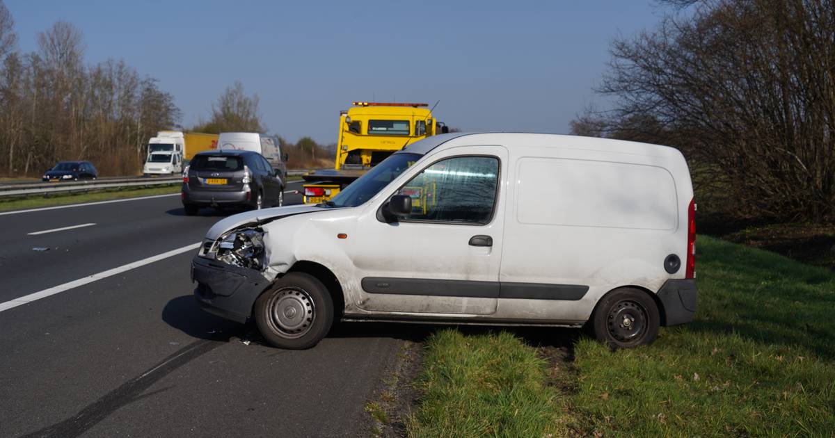 Busjes beschadigd bij botsing: meerdere problemen op A28 tijdens vrijdagmiddagspits.