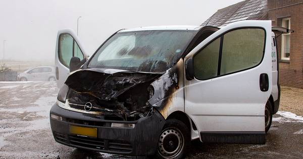 Bestelbus vat vlam terwijl bestuurder motor start in Lith - BD.nl