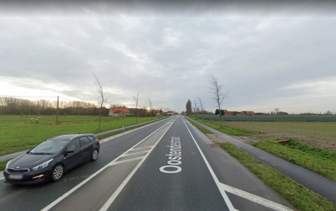 De Oostendestraat in Diksmuide, waar de verkeersagressie begon.