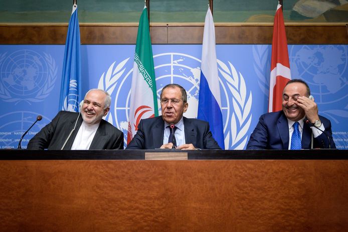 Iraans buitenlandminister Mohammad Javad Zarif, zijn Russische ambtsgenoot Sergej Lavrov en de Turkse buitenlandminister Mevlut Cavusoglu op een persconferentie bij de VN in Genève.