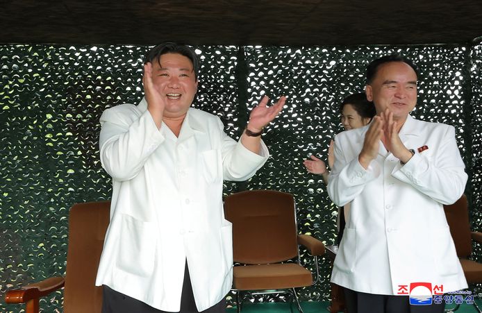 De Noord-Koreaanse leider Kim Jong-un reageert op de lancering van de Hwasong-18 raket die Noord-Korea woensdagochtend afvuurde.