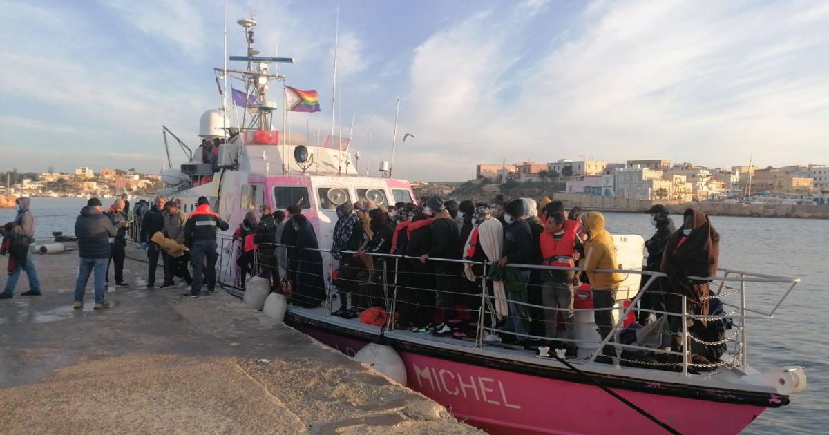 Italy restricts Banksy refugee ship |  outside