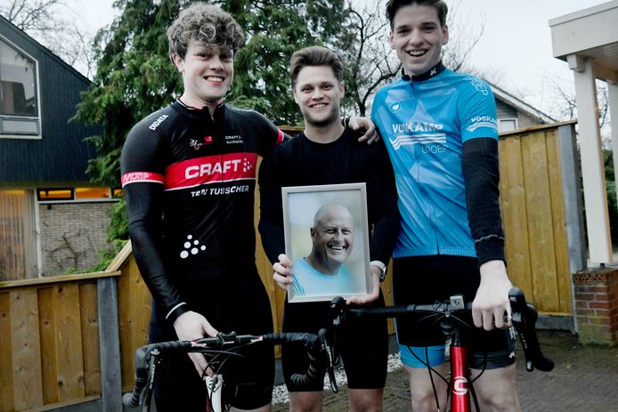 Niek Oude Rengerink (midden) uit Tubbergen fietst dit jaar samen met een paar vrienden de Alp d’Huzes. Het overlijden van zijn vader staat hierbij centraal. Links Thijs Lucas, rechts Bart Bekman.