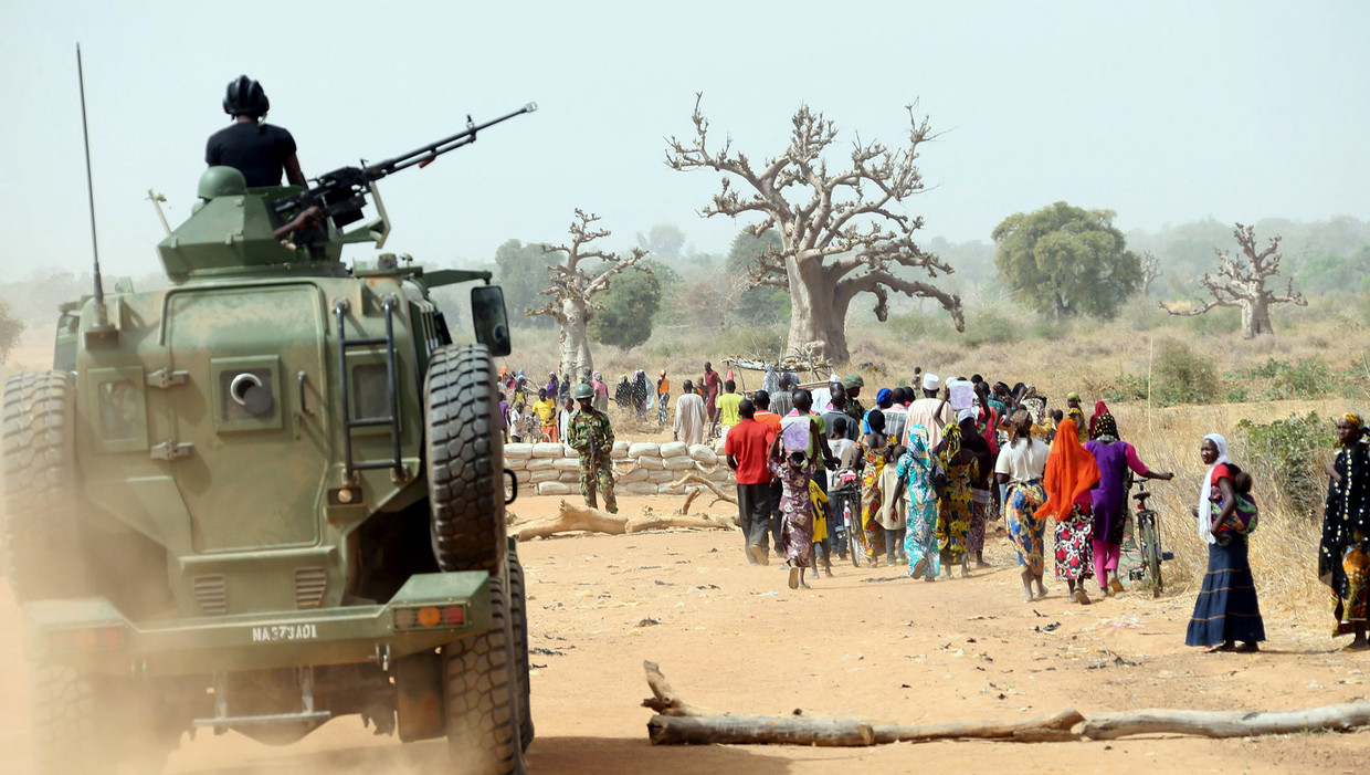 Een Nigeriaans legervoertuig biedt bescherming aan vrouwen nabij Chibok, in het noordoosten van Nigeria. Beeld afp