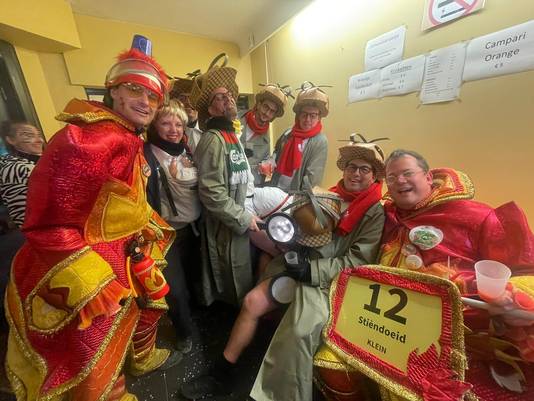 Stièndoeid e il gruppo sciolto Goe Geloin fraterniscono al bar del croquet De Croquetterie.