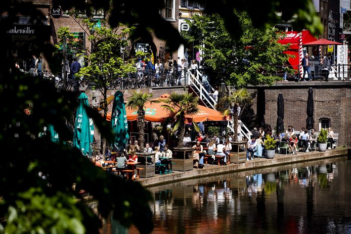 Bezoekers op een terras langs de Oudegracht, zaterdag.