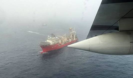Deze foto, vrijgegeven door de Amerikaanse kustwacht, is genomen vanuit een gevechtsvliegtuig dat zoekt naar de vermiste duikboot de Titan. In de oceaan ligt het schip Deep Energy, dat normaal ingezet wordt voor het leggen van pijpleidingen op de zeebodem maar nu meezoekt naar de vermiste onderzeeër.