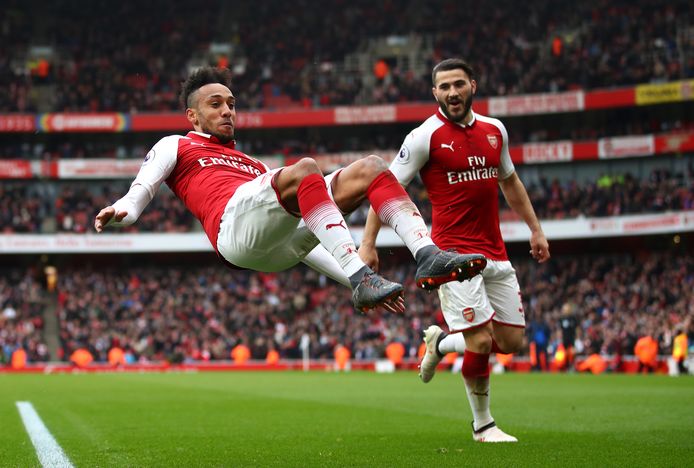 Pierre-Emerick Aubameyang viert de tweede goal van Arsenal.