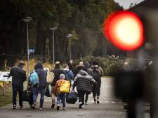 Twente moet vluchtelingen ineens drie maanden opvangen, Vroomshoop valt af: ‘Verdelen onder gemeenten is een optie’