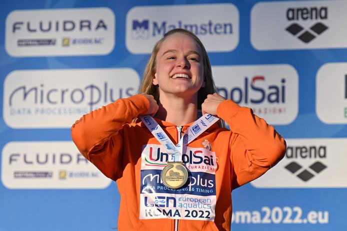 Maaike de Waard straalt op het podium met haar bronzen medaille.