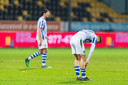 Brian de Keersmaecker (r) van FC Eindhoven haalt balend zijn scheenbeschermers uit zijn sokken. Op de achtergrond teamgenoot Maarten Peijnenburg.