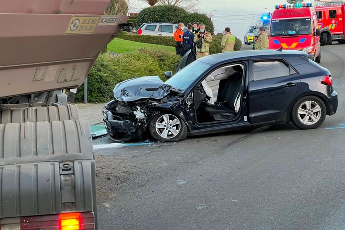 De Audi reed in de Grote Kapellelaan in Lede frontaal in op een tegemoetkomende vrachtwagen.