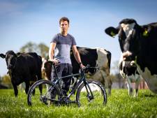 Boer Jelle Johannink (26) uit Denekamp is snel op de fiets: ‘Maar na training moeten de koeien gemolken worden’