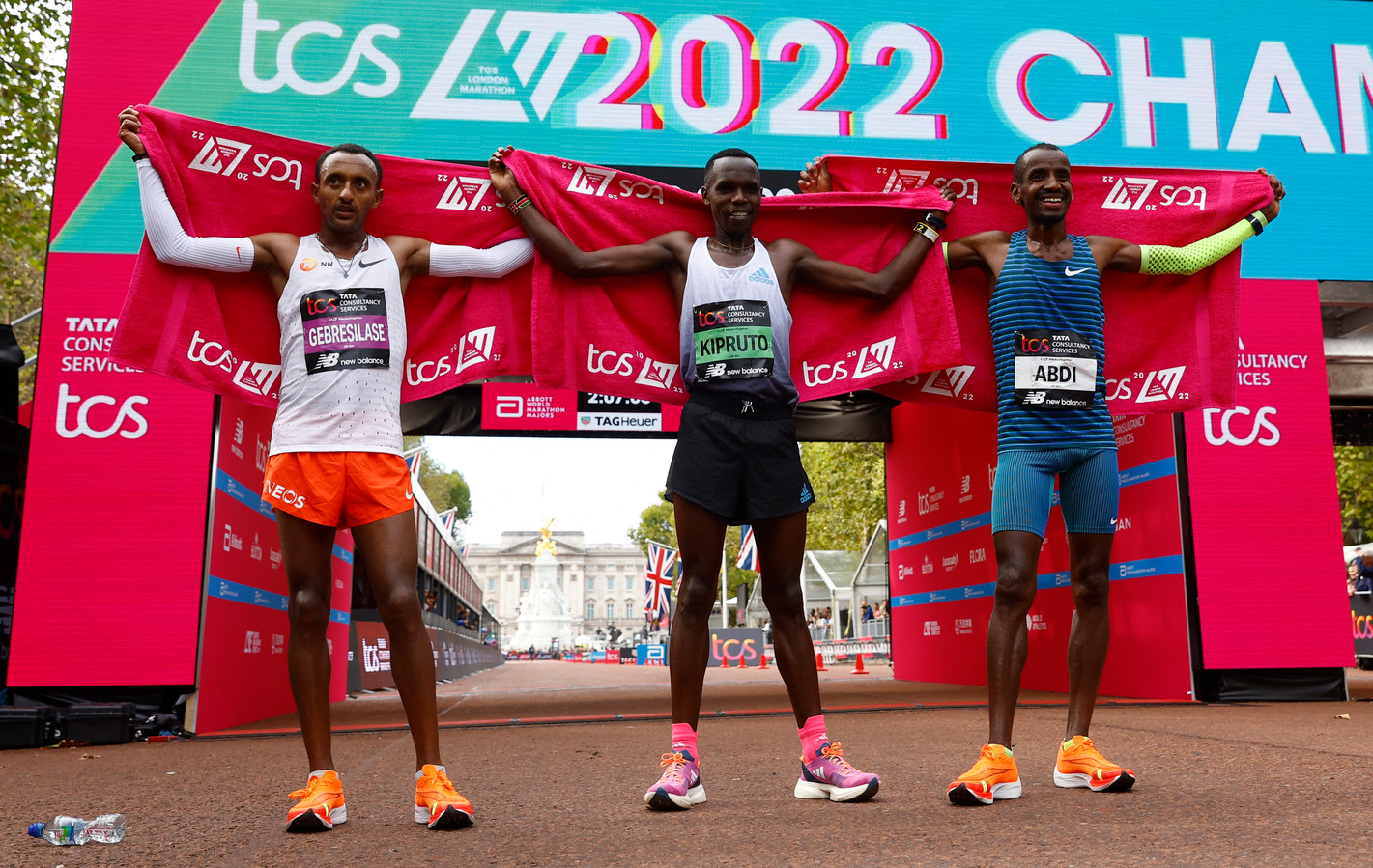 Amos Kipruto célèbre la victoire avec Leul Gebresilase, 2, et le Belge Bashir Abdi, 3e