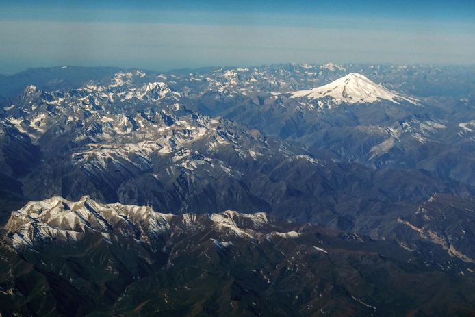 De bergen van de Kaukasus in Rusland met de berg Elbrus (5.642 m) op de achtergrond.
