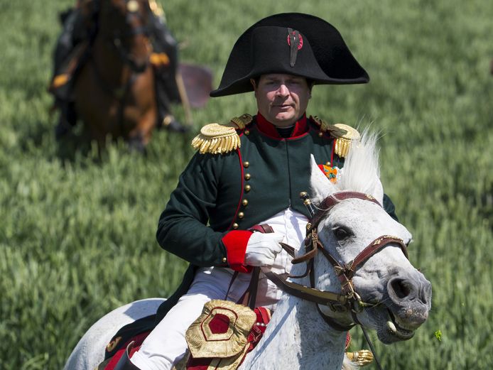 Een als Napoleon uitgedoste man tijdens het naspelen van de Slag bij Ligny in 2015 als onderdeel van de herdenking van de Slag bij Waterloo die in dat jaar 200 jaar geleden was.