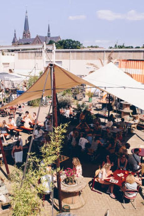Pizza's eten en spijkerpoepen: bij dit Nijmegese terras kun je chillen op Koningsdag