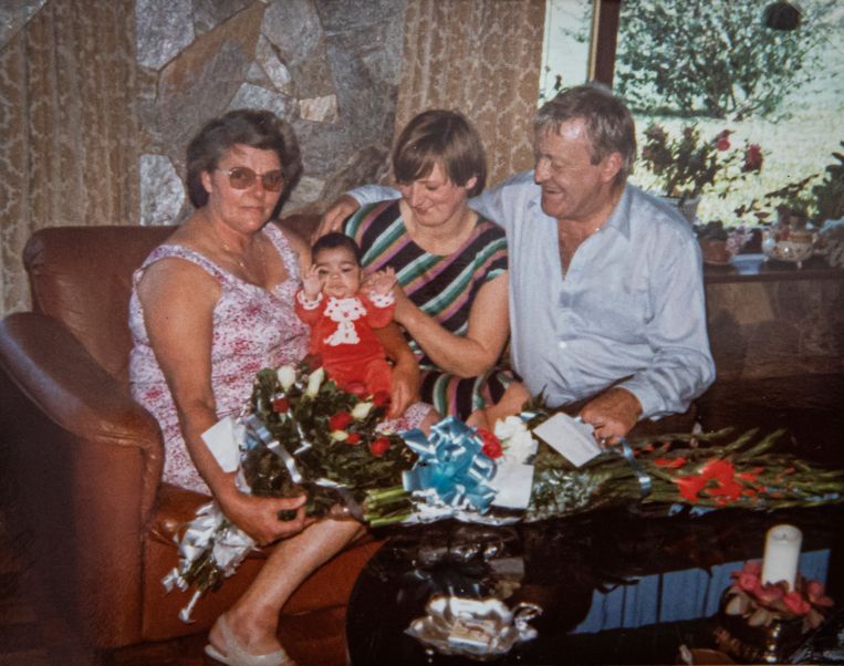 Met de kleine Jeroen in Brazilië. In het midden Thea,  rechts haar man. Beeld Dingena Mol