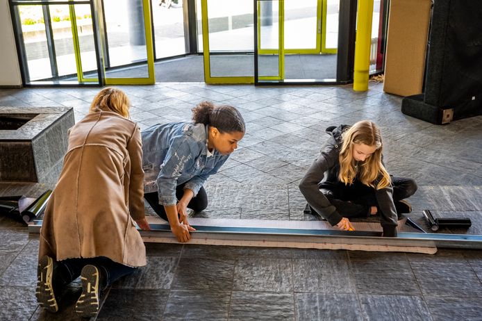 Het is klussen geblazen in het voormalige kantoor van Imtech in Rivium. Ook leerlingen van het Comenius in Capelle helpen een handje mee.