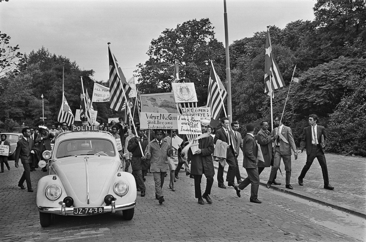 Papoea's demonstreren in 1965 in Den Haag tegen het optreden van de Indonesische troepen in Manokwari. Beeld ANP