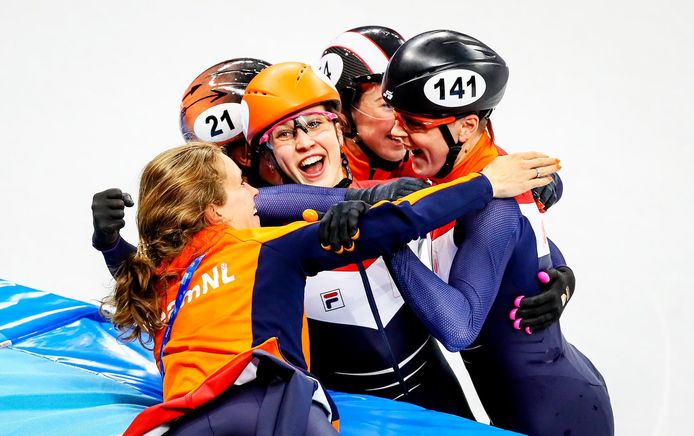 Reserve Rianne de Vries (onderin) viert mee maar krijgt geen medaille.