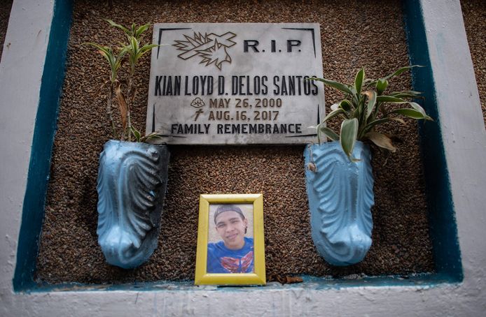 Het graf van de 17-jarige scholier Kian in Manila.