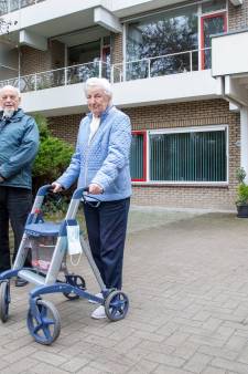 Hans Wessel (90) en Marie van der Graaf (99) redden bushalte bij Edese seniorenflat: ‘Het was een onbegrijpelijk besluit’
