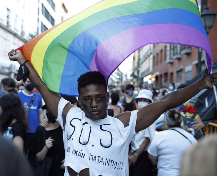 Mensen protesteren tegen homofoob geweld op de Puerta del Sol in Madrid, naar aanleiding van de dood van een jonge homoseksuele man in La CoruÃƒÆ’Ã†â€™Ãƒâ€ Ã¢â‚¬â„¢ÃƒÆ’Ã¢â‚¬Å¡Ãƒâ€šÃ‚Â±a afgelopen weekend.
