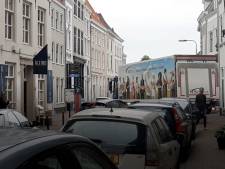 Afsluiting Waalkade zorgt voor knelpunt in Benedenstad: het is er héél krap voor vrachtwagens